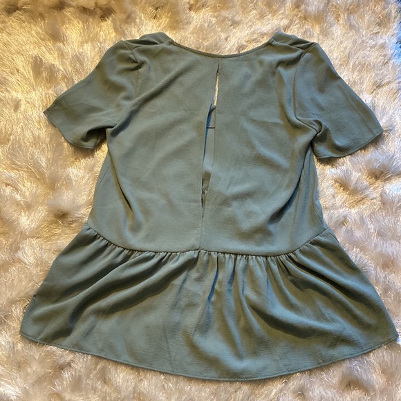 Cents of Style Green Peplum Blouse size Medium - Picture 4 of 6